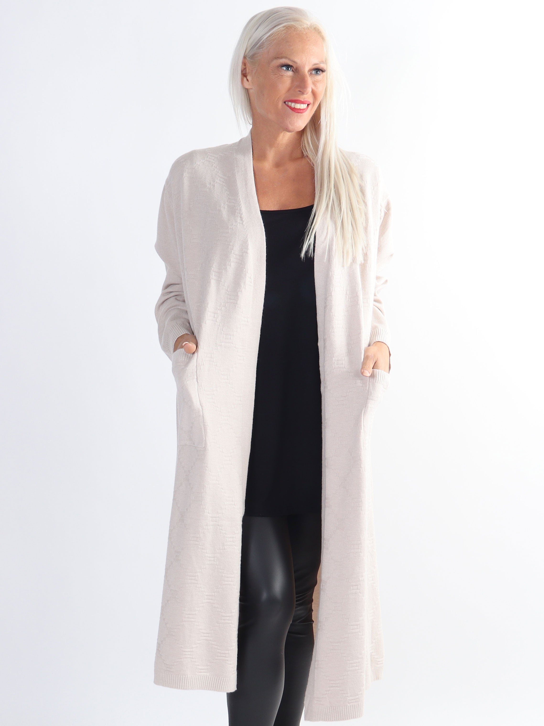 Agnesa - Lång stickad plus size kofta med fickor